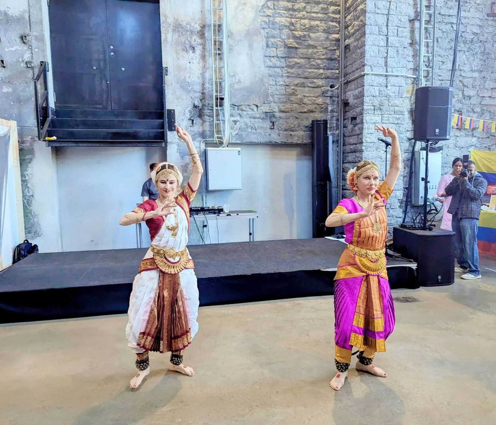 Kaks Bharatanatyami tantsijat esinemas Kultuurikatlas