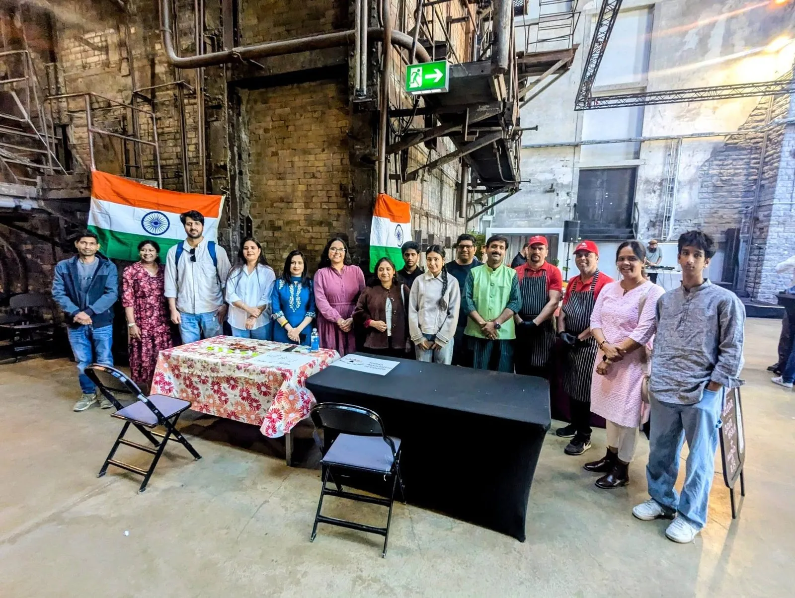 IAE meeskond India laua juures kahe India lipu all