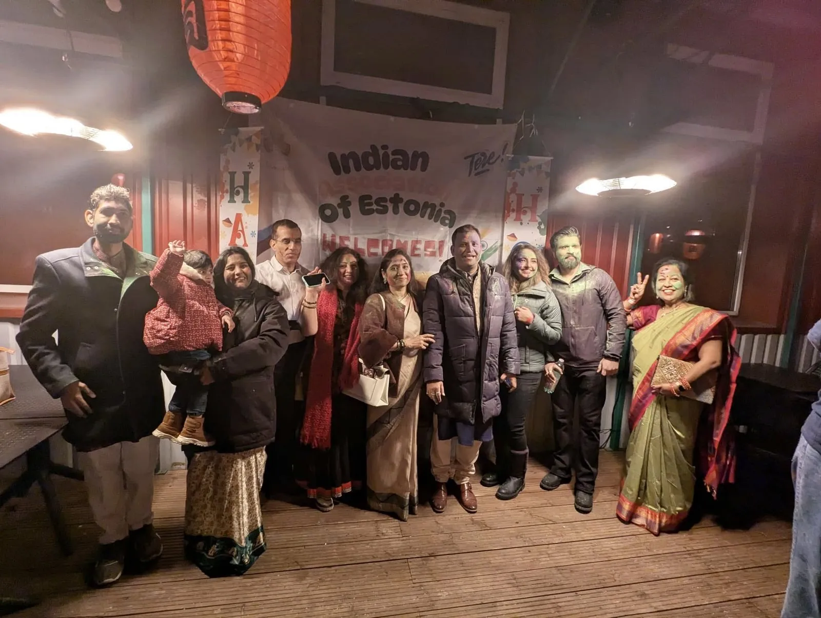 Külalised poseerimas Indian Association of Estonia plakati juures