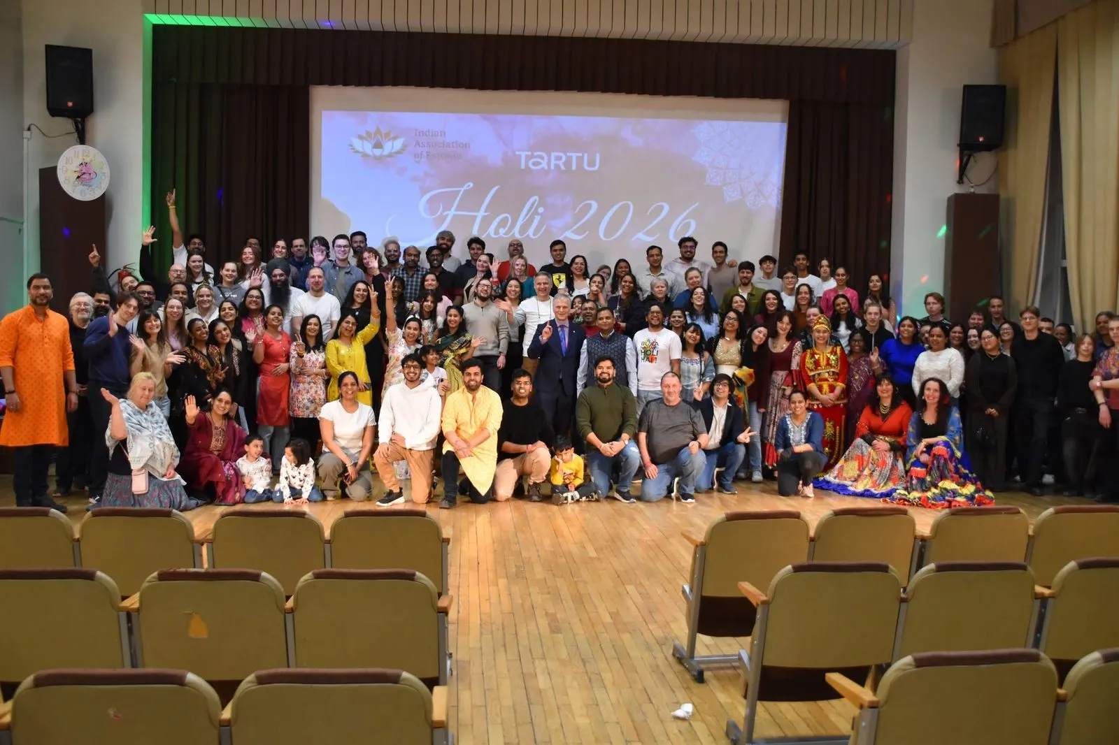 Suur grupipilt kõigist Holi 2026 osalejatest saalis Tartus