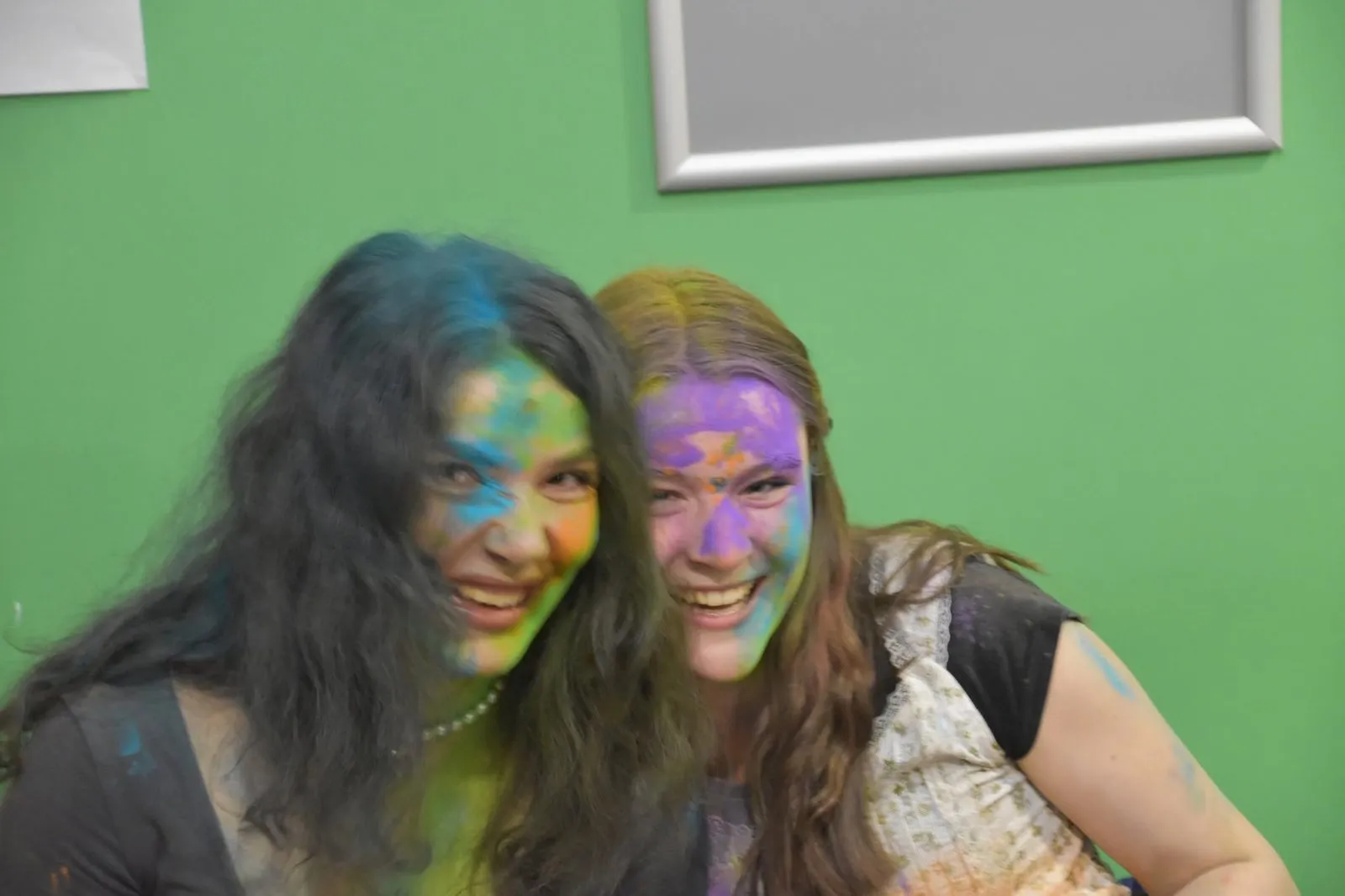 Kaks sõpra, näod erksates Holi värvides