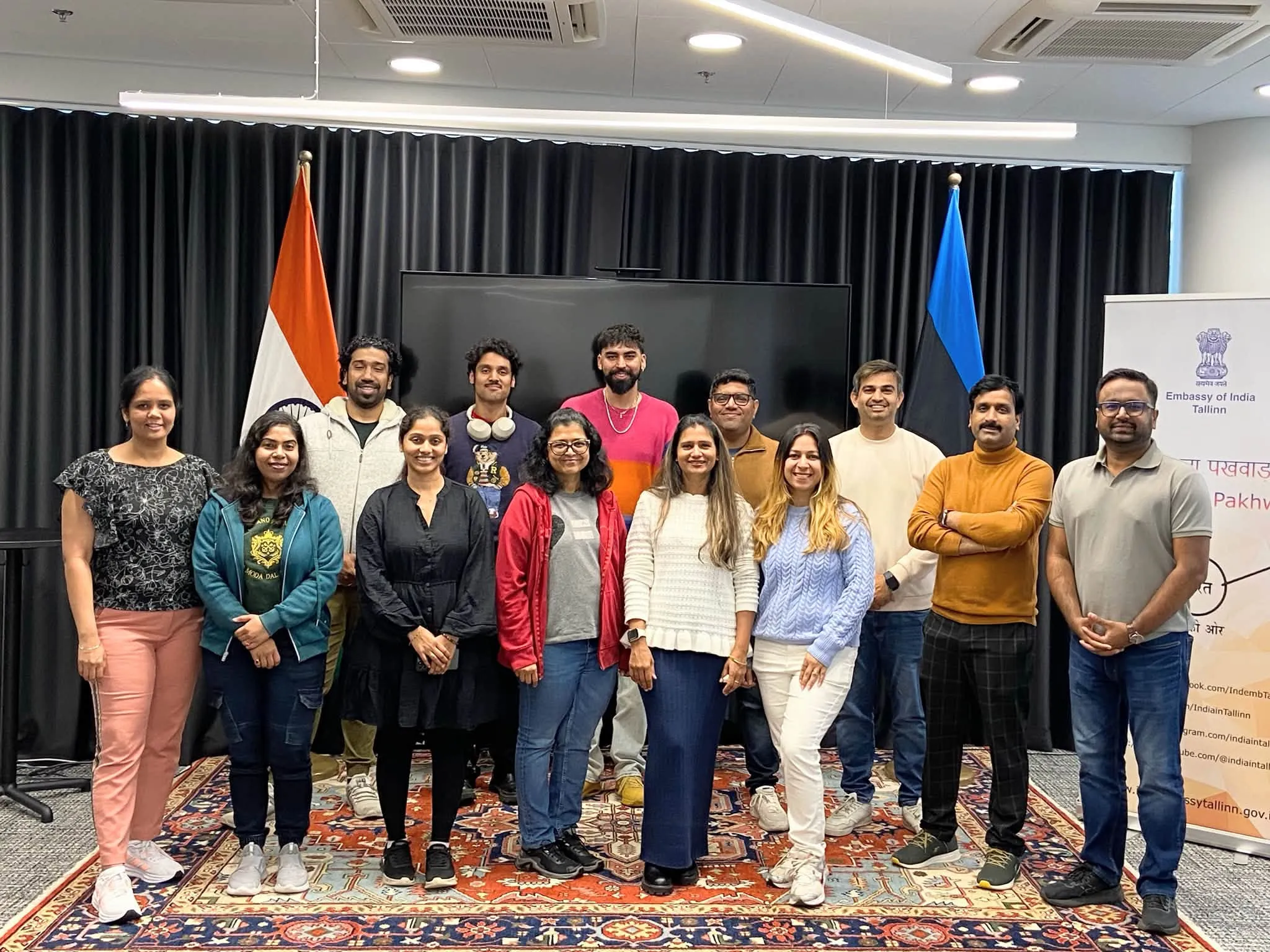 IAE liikmed grupipildil India saatkonnas Tallinnas, India ja Eesti lipu vahel