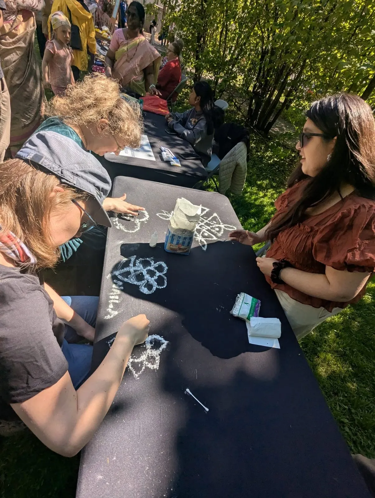 Külalised joonistavad koos vabatahtlikuga rangoli mustreid